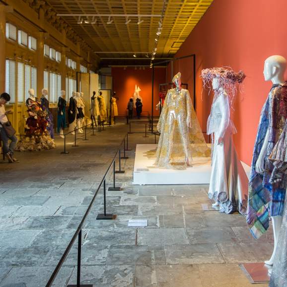 丝路云裳艺术展：从传统丝绸到当代时装艺术的跨界融合