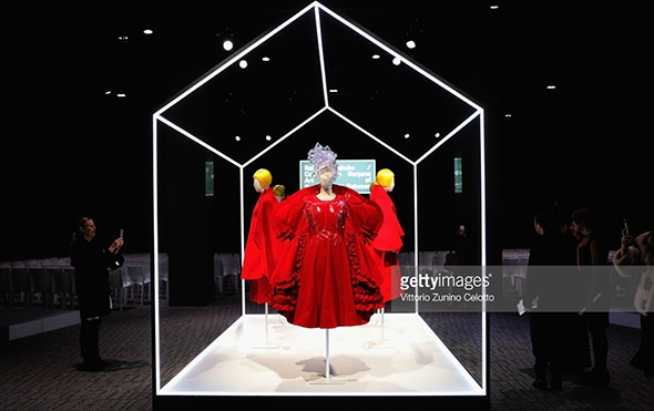 川久保玲大都会博物馆展览诠释"在其间"美学理念