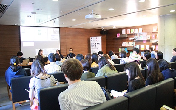 当代艺术的内与外：ARTFORUM当代艺术评论50年