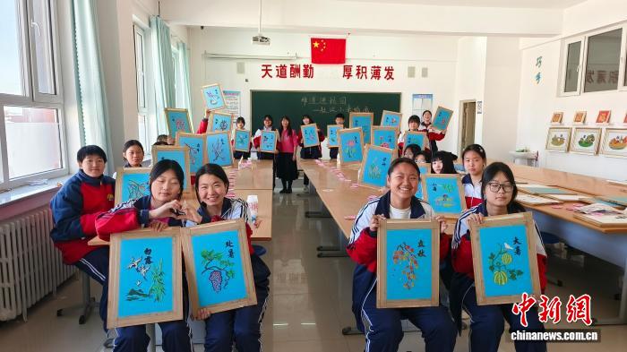 敖汉小米粒开出“艺术之花”:粟香在指尖绽放 敖汉小米贴画非遗传承:传统工艺焕发艺术新生
