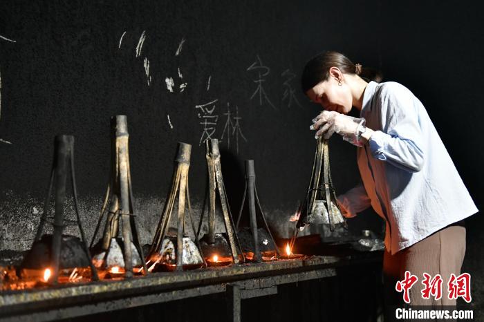 留学生在旌德变身“制墨学徒” 助千年徽墨香飘海外 留学生在旌德变身“制墨学徒” 助千年徽墨香飘海外