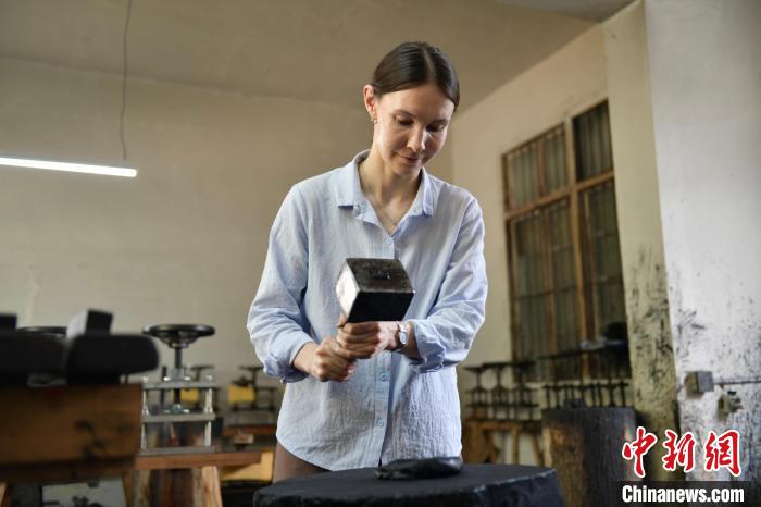留学生在旌德变身“制墨学徒” 助千年徽墨香飘海外 留学生在旌德变身“制墨学徒” 助千年徽墨香飘海外