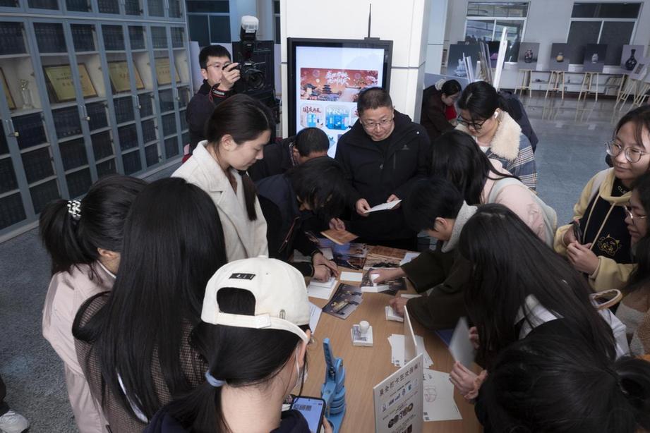 “国宝映华夏·青春共鉴”首展开幕 数字技术助海外文物图片“归来” “国宝映华夏·青春共鉴”首展开幕 数字技术助海外文物图片“归来”