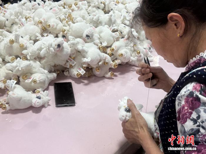 (神州写真)中国马年文创订单热 万只“潮玩马”电商畅销海外 (神州写真)中国马年文创订单热 万只“潮玩马”电商畅销海外