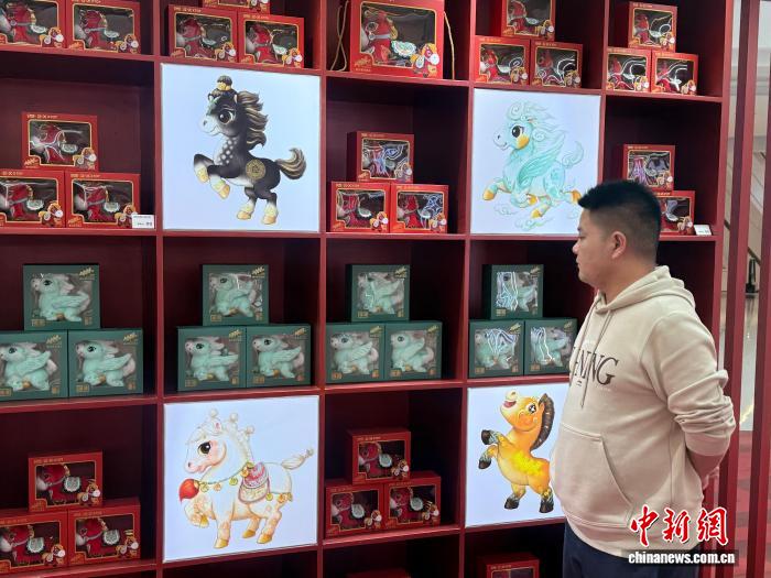 (神州写真)中国马年文创订单热 万只“潮玩马”电商畅销海外 (神州写真)中国马年文创订单热 万只“潮玩马”电商畅销海外