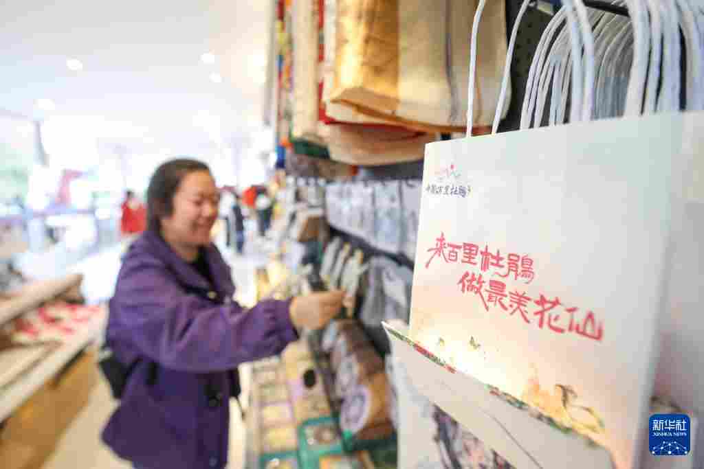 几日春风又春雨 杜鹃依旧映山红 贵州百里杜鹃盛花期绽放美丽经济新活力